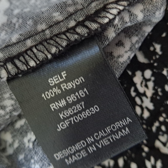 BeBop New Black and White Floral Casual Rayon Waist Tie Pull On Shorts szL - Picture 7 of 7